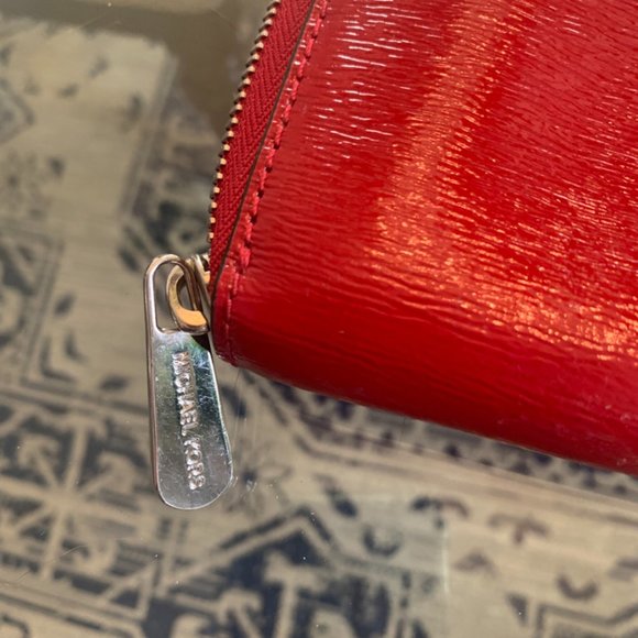 Micheal Kors red patent wallet - Picture 4 of 4